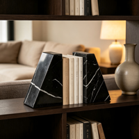 Marbre noir Nero Marquina de luxe à surface rainurée. Porte-livres en pierre naturelle géométrique moderne pour hôtel, bureau, maison