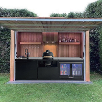 Cuisine extérieure BBQ sur mesure de luxe avec réfrigérateur, évier, armoire de rangement et porte rétractable