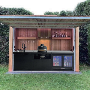 Cuisine extérieure BBQ sur mesure de luxe avec réfrigérateur, évier, armoire de rangement et porte rétractable - Product Image 4