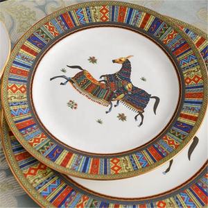 Vente flash : Ensemble de 4 assiettes à dîner en porcelaine fine dorée, style nordique royal, quatre chevaux de guerre - Product Image 5