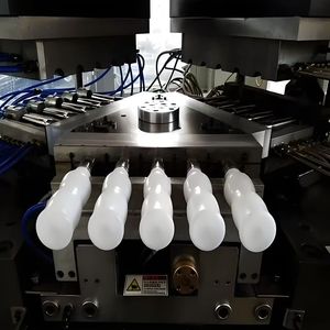 Enjeksiyon kalıplama germe üfleme şişesi entegre kalıplama makinesi PC su şişesi enjeksiyon üfleme makinesi 30T-50T - Product Image 1