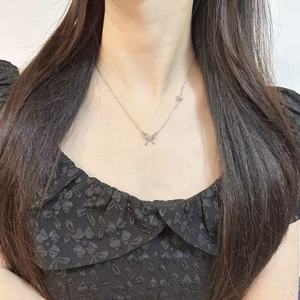 Collana da donna in acciaio inossidabile placcato oro 18 carati con doppio fiocco laterale a <span class=keywords><strong>farfalla</strong></span>, impermeabile e anallergica, per uso quotidiano - Product Image 2
