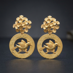 Pendientes clásicos hechos a mano de latón y ónix con baño de plata Tai - Product Image 3