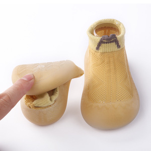 Chaussons-chaussettes pour bébés et enfants, à pois, en latex, avec semelles en caoutchouc, pour l'hiver - Product Image 3