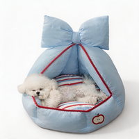 Nouveau Nid Douillet pour Chien et Chat avec Détail Nœud et Patch Pomme, Coussin en Velours Pêche, Base Antidérapante à Pois, Lit-Caverne à Capuche pour Animaux de Compagnie