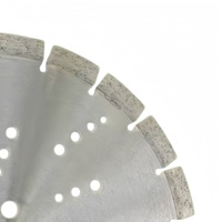 Lame de scie diamantée industrielle de 11,81 pouces à haute fréquence, soudée, revêtue de Ti, multi-trous, pour l'élimination efficace de la poussière du béton et de l'asphalte
