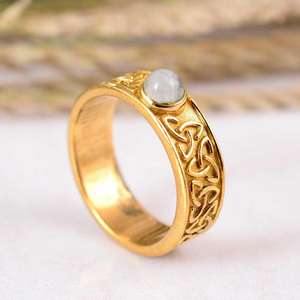 Anillo de compromiso bohemio celta de latón chapado en oro de 14 quilates con engaste de bisel de piedra lunar arcoíris, elegante belleza mística - Product Image 1