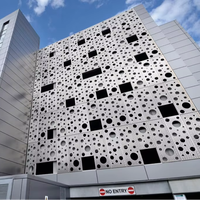 Mur rideau en aluminium creux de placage d'OEM de coupe de laser de 3mm PVDF Panneaux de mur en aluminium perforés de placage pour le matériau de construction de façade