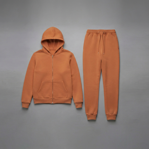Conjunto Deportivo Informal de Dos Piezas, Sudadera con Capucha y Pantalones Jogger, Mezcla de Algodón Grueso Color Naranja, con Cierre - Product Image 1