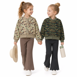 Ensemble deux pièces pour fillettes avec veste bomber camouflage à fermeture éclair intégrale et pantalon de yoga évasé à taille croisée, couleur et logo personnalisables - Product Image 6