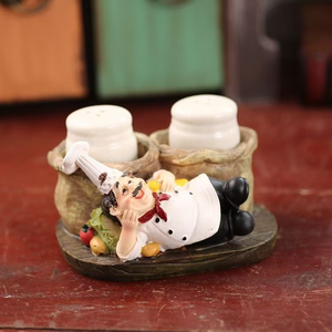 Graziosa Statuetta Decorativa in Resina di Piccolo Chef con Due Peperiere, <span class=keywords><strong>Arte</strong></span> Creativa e Artigianato per Decorazione Casa e Cucina - Product Image 3