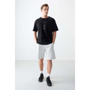 เสื้อยืดคอกลมพิมพ์ลาย Air Jones สำหรับผู้ชาย สีดำ ผ้าฝ้าย 100% เนื้อหนานุ่ม ทรงโอเวอร์ไซส์ รุ่น 88355 สำหรับสวมใส่ลำลองสไตล์สตรีทแวร์ - Product Image 5