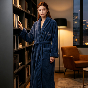 Accappatoio Personalizzato con Logo e Collo <span class=keywords><strong>a</strong></span> Scialle <span class=keywords><strong>in</strong></span> Pile Corallo Blu Scuro Spesso Super Morbido per Uso Quotidiano da Donna - Product Image 2