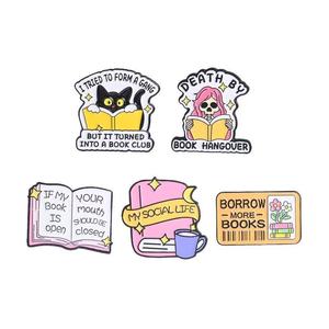 Al por mayor: Pines de metal esmaltados creativos y bonitos con diseño de gato de dibujos animados leyendo un <span class=keywords><strong>libro</strong></span>, broches, insignias, accesorios y regalos de recuerdo - Product Image 1