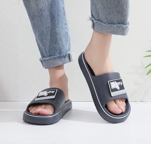 รองเท้าแตะผู้ชายแบบสวมเปิดนิ้วเท้า พิมพ์ลายได้ตามต้องการ ใช้ได้ทั้งในบ้านและนอกบ้าน จัดส่งรวดเร็ว นุ่มสบาย กันลื่น น้ำหนักเบา เหมาะสำหรับฤดูร้อน - Product Image 6