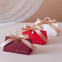 Coffret cadeau haute couture pour mariage et fiançailles Emballage de cadeau en triangle avec impression de gaufrage Doublure en éponge rigide