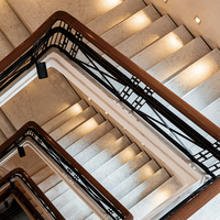 Prima Maßgefertigte Wendeltreppe mit Stahlrahmen, Holzstufen und Edelstahl-Handlauf - Platzsparende Treppe für Dachböden und Kleine Häuser