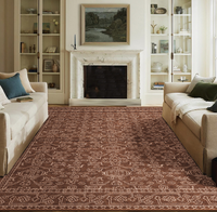Un tapis brun vintage à motif floral oriental, un tapis traditionnel à bordures, adapté au salon