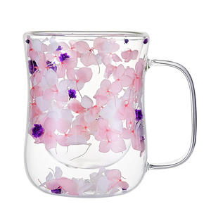 Tasse isotherme double paroi en verre borosilicate 220 ml, design créatif avec fleurs séchées intégrées et sable mouvant multi-pétales, pour thé au lait et boissons - Product Image 1
