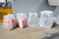 Chaîne de production linéaire pour le remplissage, le bouchage, l'étiquetage et l'emballage de shampoing, gel douche et produits de lavage, avec machine de remplissage à piston servo