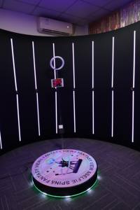 บูธถ่ายภาพหมุนได้ 360 องศาแบบสโลว์โมชั่น แท่นถ่ายภาพเซลฟี่ 360 องศาสำหรับงานแต่งงานและงานสังสรรค์ - Product Image 2