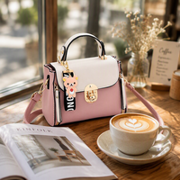 Sac à bandoulière personnalisé pour femme avec rabat et pendentif ours en cuir PU – Sac messager à rabat