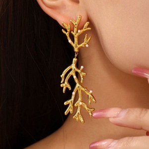 Nouvelle Arrivée Bijoux Vintage Boucles d'Oreilles Créoles en Acier Inoxydable PVD 18K Étanche avec Texture Coquillage et Forme Corail pour Femme - Product Image 1