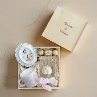 Boîte cadeau personnalisée avec un bouquet de photos et souvenirs