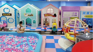 Équipement de terrain de jeu intérieur personnalisé : Aire de jeu douce en mousse sur le thème de la ville, avec piscine à balles et zone de jeu de rôle divertissante - Product Image 2