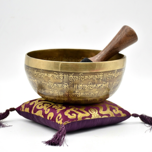 Cuenco tibetano de bronce pesado Ali Handicraft de 10 cm de diámetro y 0.5 kg, tono duradero para sesiones de yoga, meditación y sanación. - Product Image 1