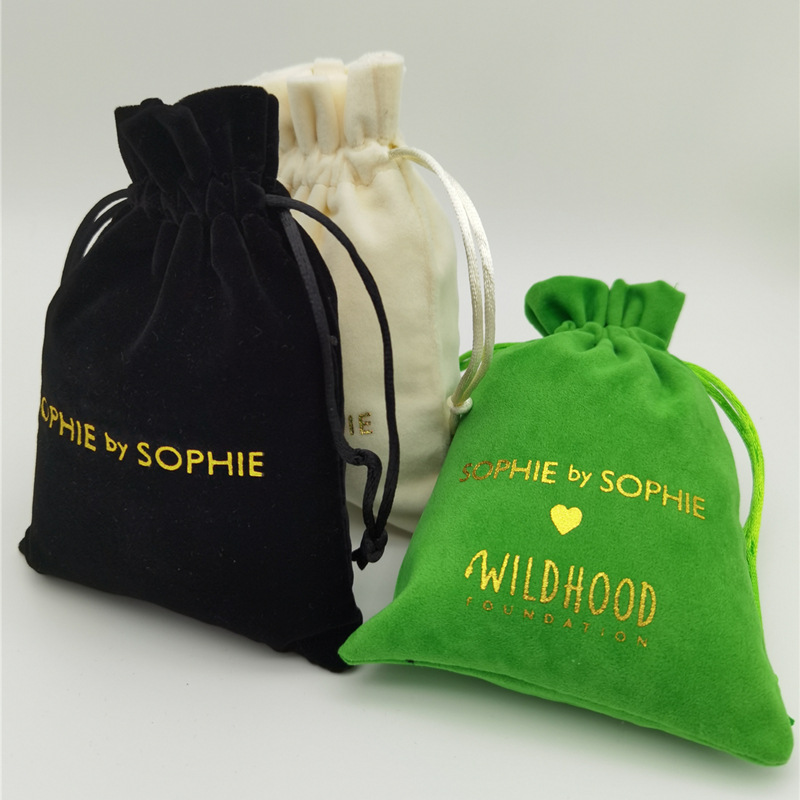 Черный большой бархатный пылесборник на шнурке с золотым логотипом под заказ