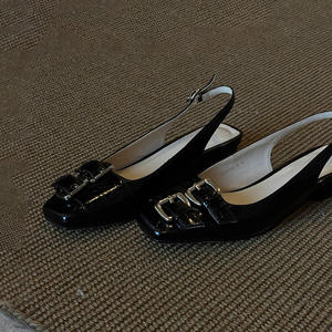 Sandalias de tacón bajo con hebilla de diseño innovador y punta cuadrada para mujer - de una sola pieza, perfectas para combinar con vestidos, elegantes zapatos individuales - Product Image 6