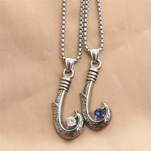 Collar con colgante de gancho de plata tibetana yunnique, estilo retro punk para hombre, con diseño geométrico de diamantes de imitación, collares de moda. - Product Image 1