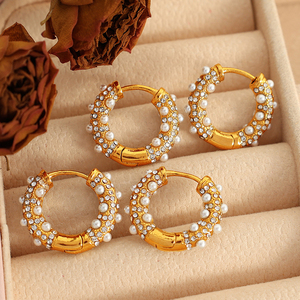Boucles d'oreilles créoles torsadées en acier inoxydable plaqué or 18 carats PVD de haute qualité, avec zircons et perles, style tendance - Product Image 4