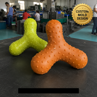 Lot de deux jouets à mâcher texturés pour chien, vert et orange, à trois branches, avec bosses arrondies et surélevées, pour le nettoyage des dents des animaux, moulage par injection, usine OEM