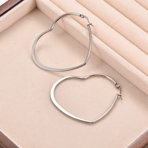 Grandes boucles d'oreilles créoles en acier inoxydable, minimalistes et élégantes, bijoux romantiques en métal en forme de cœur - Product Image 1