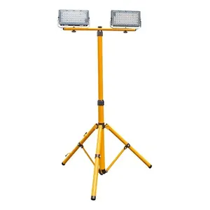 Illuminazione esterna treppiede con 2 50w riflettori LED che emettono luce bianca fredda - Product Image 5