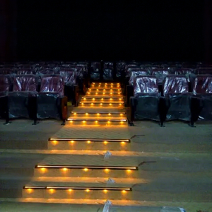 Perfil de Aluminio LED Profesional para Escaleras de Cine con Iluminación Cálida Amarilla para la Seguridad en Salas de Cine - Product Image 1