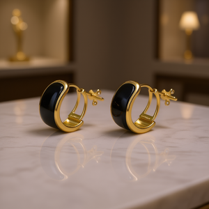 Pendientes Huggie E4803, Chapados en Oro, con Bisel de Ónix, Estilo Clásico, Joyería de Moda Unisex - Product Image 2