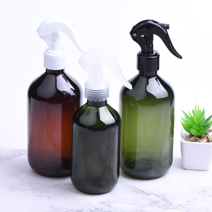 Botella de Spray de Plástico Redonda Boston de 500 ml (16 oz) Ecológica, Transparente Ámbar, con Funda de Silicona Negra Mate y Pulverizador - Product Image 2