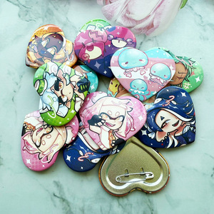 Badge in Plastica Personalizzati con Stampa Trasparente, Pellicola Opaca, Forma a Cuore, Personaggi Anime - Product Image 1