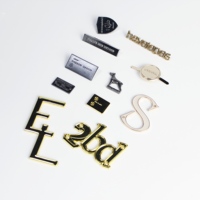 Etiquetas de Metal Personalizadas de Alta Calidad para Ropa con Bordes Cortados con Láser, Etiquetas con Logotipo de Marca en Relieve 3D Ecológicas para Prendas
