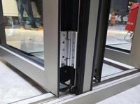 Portes pliantes commerciales de style moderne Porte de séparation en verre à isolation phonique Porte pliante d'angle pour le bureau