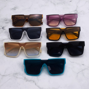 แว่นกันแ<span class=keywords><strong>ด</strong></span><span class=keywords><strong>ด</strong></span>กรอบสี่เหลี่ยมขนาดใหญ่แนวเรโทร2025เลนส์ PC ชิ้นเดียวสไตล์อินเทรนด์สำหรับผู้หญิงและผู้ชาย - Product Image 3