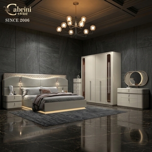 Juego de Dormitorio de Lujo con Cama King Size de Diseño Moderno Turco de Alta Gama, con Cabecera y Estructura de Madera - Product Image 1