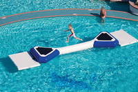 Vente en gros de pont flottant gonflable pour l'équilibre aquatique 6x2x0.5m avec plateformes d'extrémité triangulaires renforcées et tapis flottants latéraux