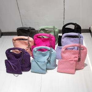 批发时尚混色氯丁橡胶编织袋设计师奢华防水手提包沙滩编结手工手提包编织袋 - Product Image 1