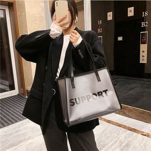 Borsa Tote Grande Trasparente in PVC Jelly da <span class=keywords><strong>Donna</strong></span> con Logo Personalizzato, Novità di Design 2026 per Shopping, Spiaggia e Viaggio - Product Image 2