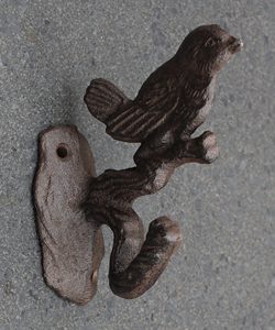 Landhuis Muur Hanger Haken Gietijzeren Vogel Standbeeld Op Tak Muur Hanger Snagi Vogel Op Twijghaak - Product Image 2