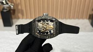 Montre pour homme de haute qualité dorée avec un design ajouré, boîtier en fibre de carbone, bracelet en silicone, résistante à l'eau, mouvement mécanique automatique - Product Image 3